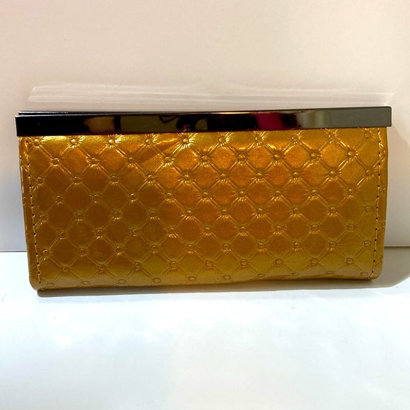 Embossed Glossy Vinyl Shell Pattern Metal Frame Push Closure Long Clutch Wallet - Picture 2 of 6